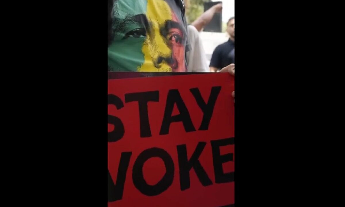 manifesto Woke in una manifestazione Usa