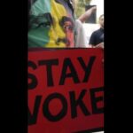 manifesto Woke in una manifestazione Usa