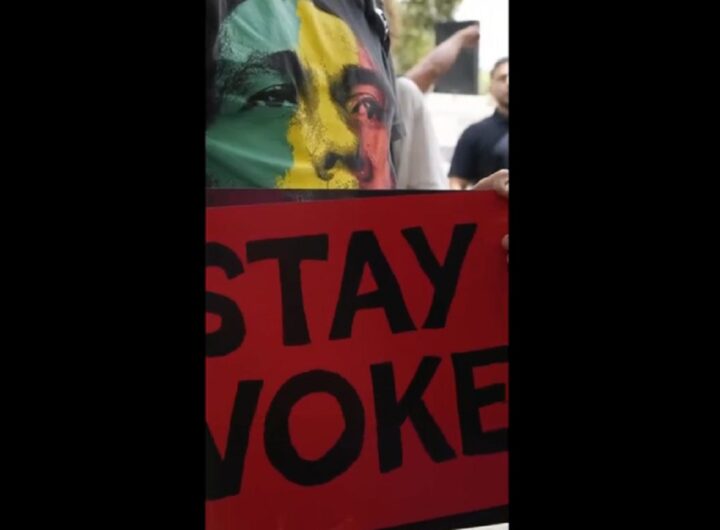 manifesto Woke in una manifestazione Usa