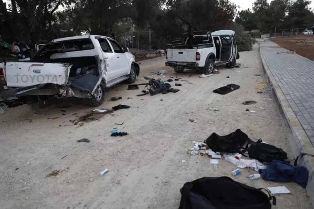 Una scena del massacro del 7 ottobre 2023 compiuto in Israele da Hamas