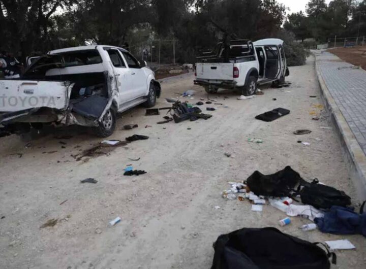 Una scena del massacro del 7 ottobre 2023 compiuto in Israele da Hamas