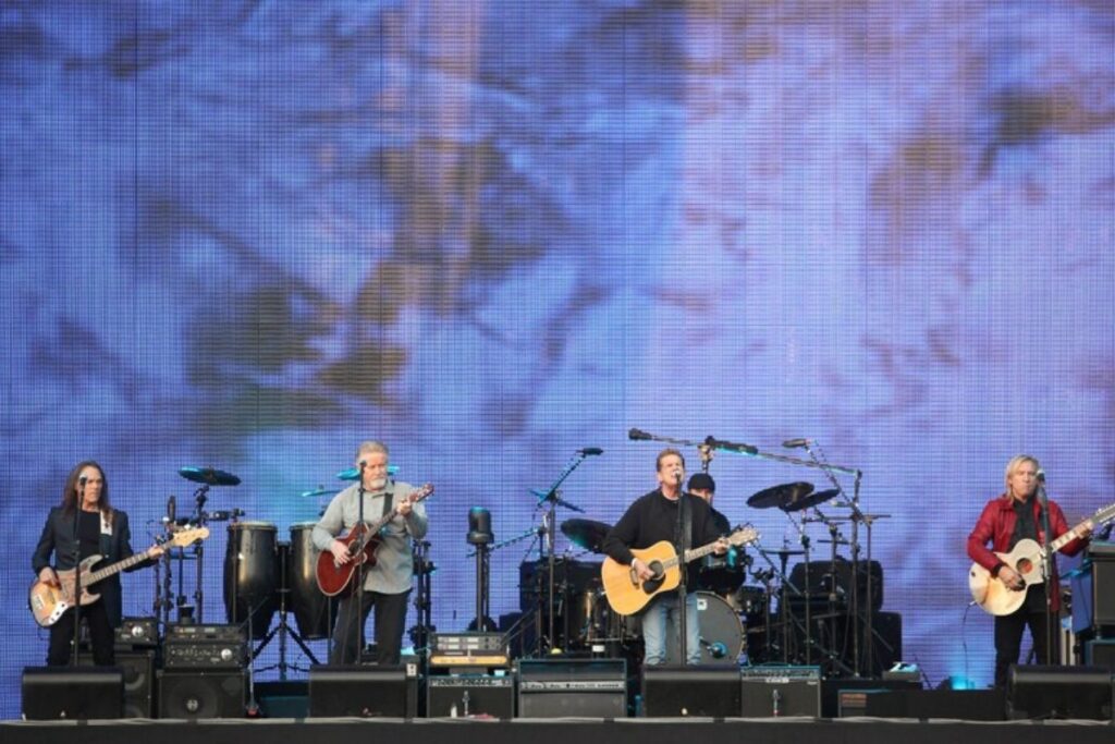 Gli Eagles su un enorme palco durante uno dei loro concerti