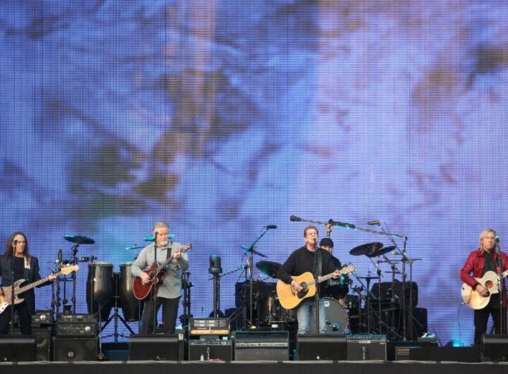 Gli Eagles su un enorme palco durante uno dei loro concerti