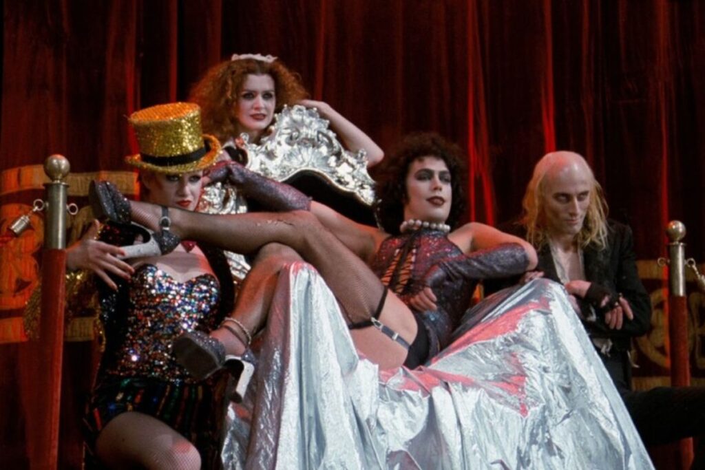 Tim Curry e parte del cast del film The Rocky Horror Picture Show in una scena del film