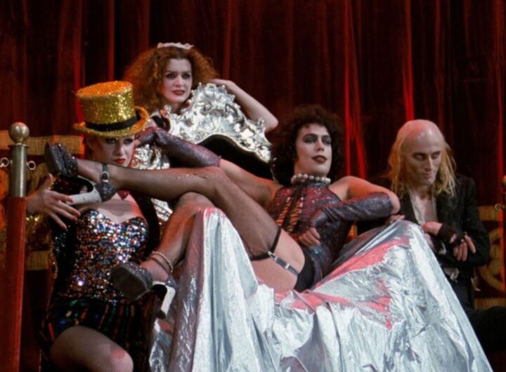 Tim Curry e parte del cast del film The Rocky Horror Picture Show in una scena del film