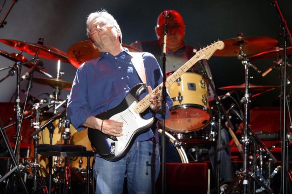 Eric Clapton, assiduo frequentatore del repertorio di Robert Johnson, durante un'esibizione dal vivo