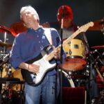 Eric Clapton, assiduo frequentatore del repertorio di Robert Johnson, durante un'esibizione dal vivo