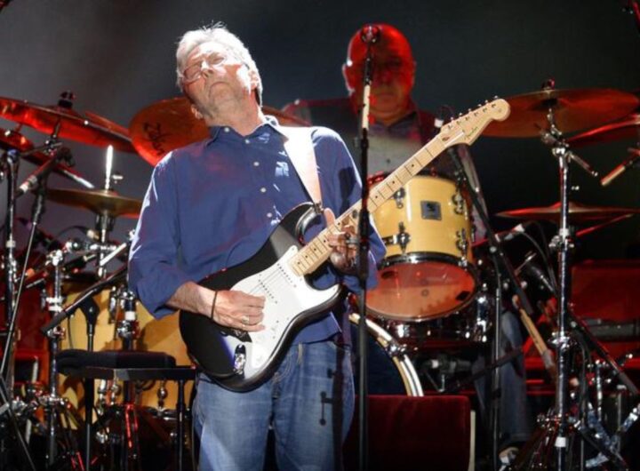 Eric Clapton, assiduo frequentatore del repertorio di Robert Johnson, durante un'esibizione dal vivo