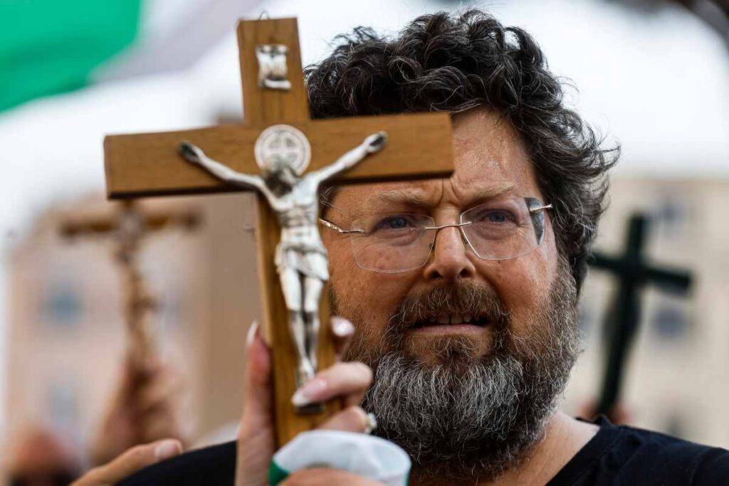 Mario Adinolfi con il crocifisso in mano