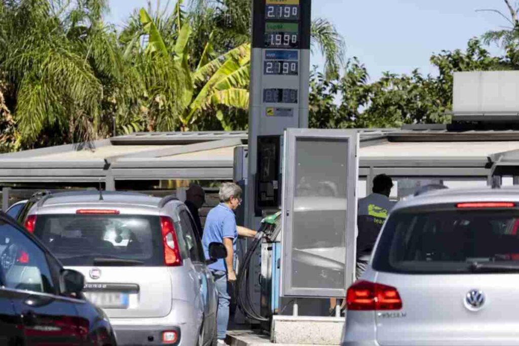 Un distributore di benzina Eni con i prezzi calmierati