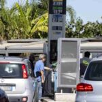 Un distributore di benzina Eni con i prezzi calmierati
