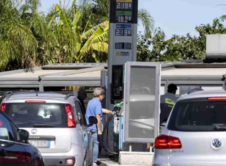 Un distributore di benzina Eni con i prezzi calmierati