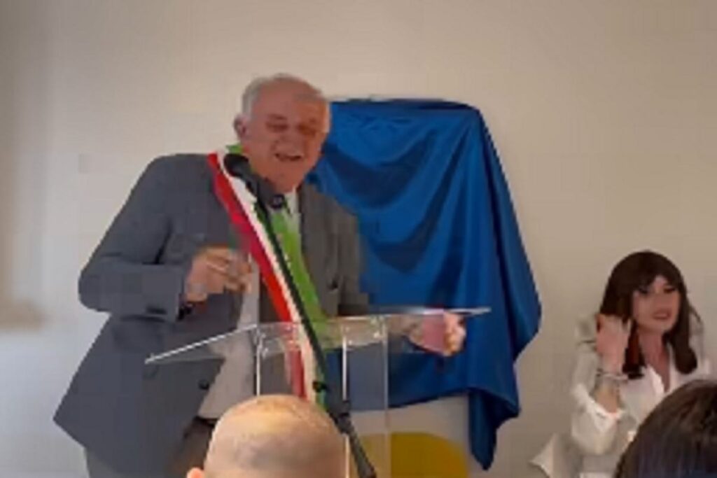 Il siparietto della ministra Bernini, risponde al telefono del sindaco di Urbino: "Sono la sua segretaria"