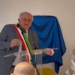 Il siparietto della ministra Bernini, risponde al telefono del sindaco di Urbino: "Sono la sua segretaria"