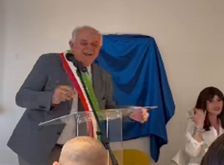 Il siparietto della ministra Bernini, risponde al telefono del sindaco di Urbino: "Sono la sua segretaria"