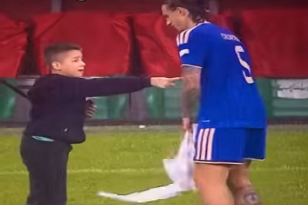 Il video di Calafiori che regala la maglietta al bambino turco che impazzisce di gioia