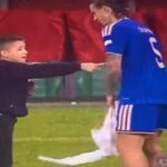 Il video di Calafiori che regala la maglietta al bambino turco che impazzisce di gioia