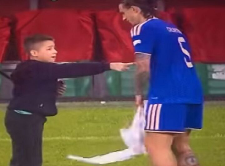 Il video di Calafiori che regala la maglietta al bambino turco che impazzisce di gioia