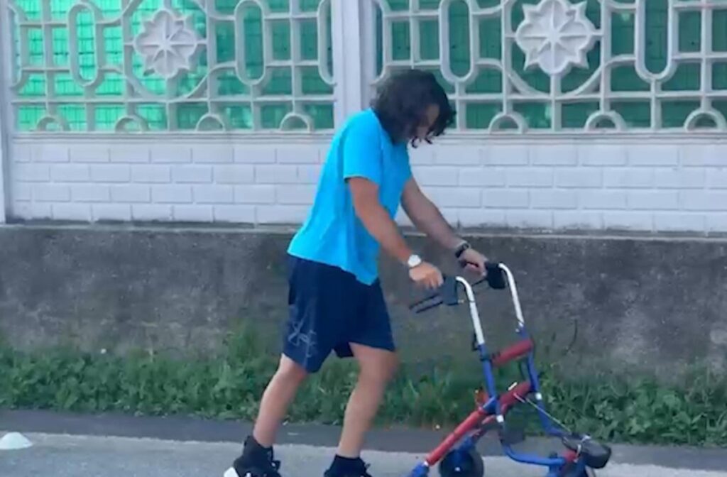 giovane al deambulatore
