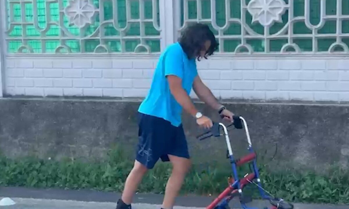 giovane al deambulatore
