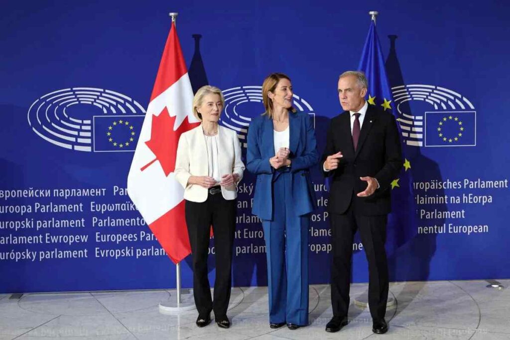La presidente della Commissione europea Von der Leyen, la Presidente del Parlamento europeo Roberta Metsola e il premier canadese Mark Carney