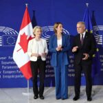 La presidente della Commissione europea Von der Leyen, la Presidente del Parlamento europeo Roberta Metsola e il premier canadese Mark Carney