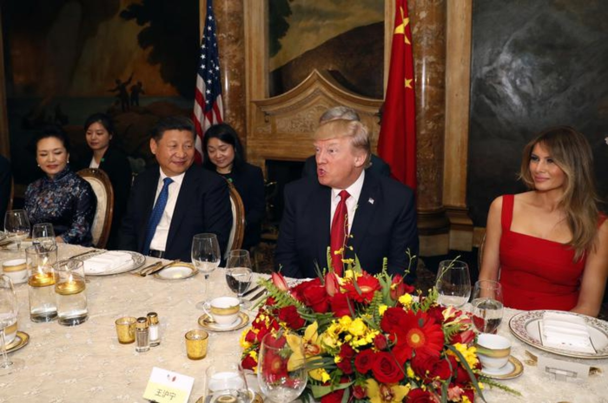 L’inseparabile thermos di Xi Jinping e consorte, anche alla cena di Stato con i Trump. Una tradizione cinese