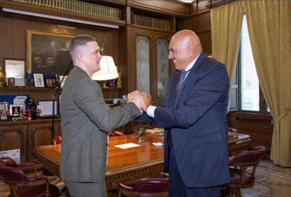 Il ministro della Difesa Guido Crosetto con l 'ex ministro Mykhailo Fedorov