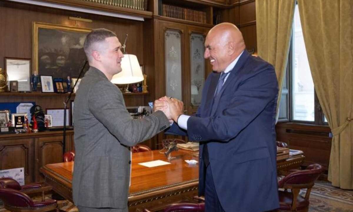 Il ministro della Difesa Guido Crosetto con l 'ex ministro Mykhailo Fedorov
