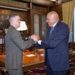 Il ministro della Difesa Guido Crosetto con l 'ex ministro Mykhailo Fedorov
