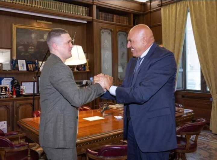 Il ministro della Difesa Guido Crosetto con l 'ex ministro Mykhailo Fedorov