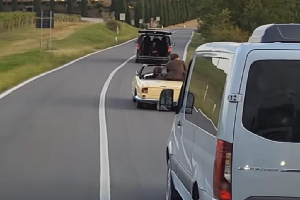 Il video del camionista che impreca contro Damiano David dei Maneskin che blocca il traffico