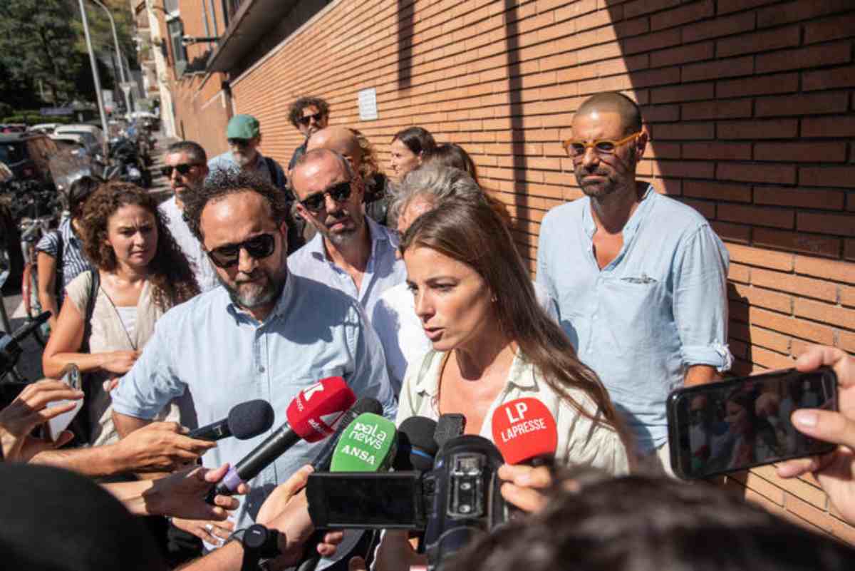 Giulia Innocenzi e Danilo Procaccianti intervistati all'ingresso della sede Rai di via Teulada