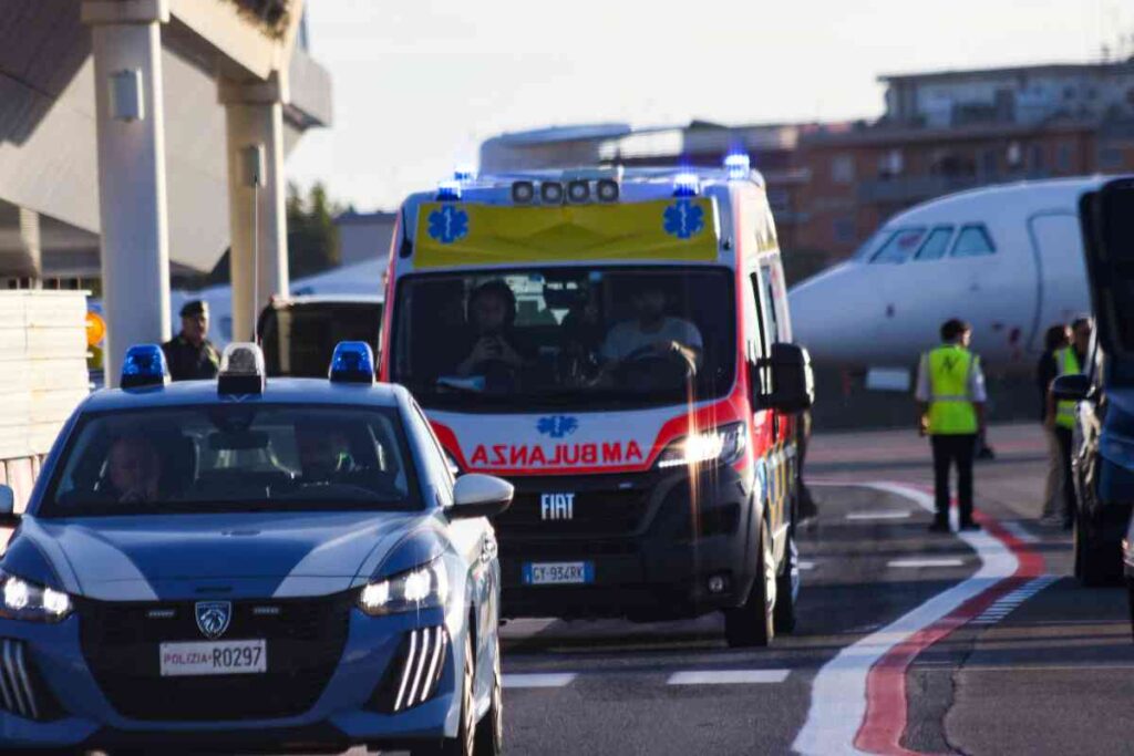 Di Battista è arrivato in Italia, portato in ambulanza al Gemelli di Roma