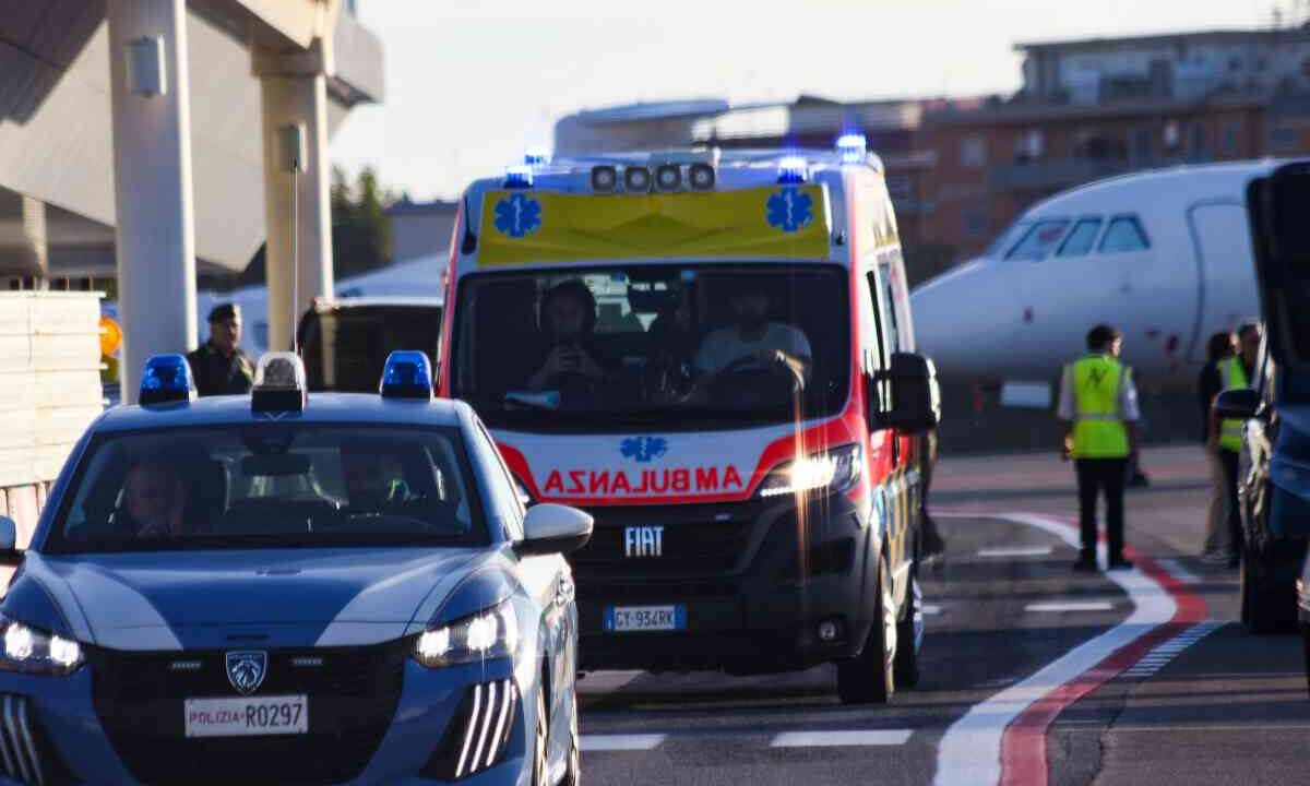Di Battista è arrivato in Italia, portato in ambulanza al Gemelli di Roma