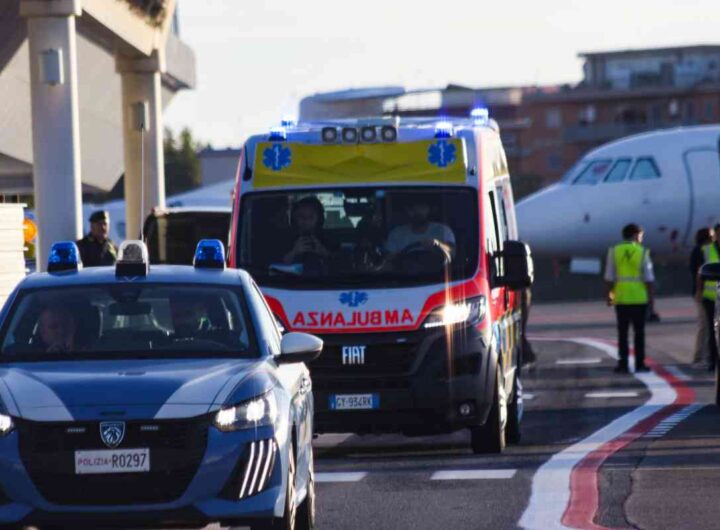 Di Battista è arrivato in Italia, portato in ambulanza al Gemelli di Roma