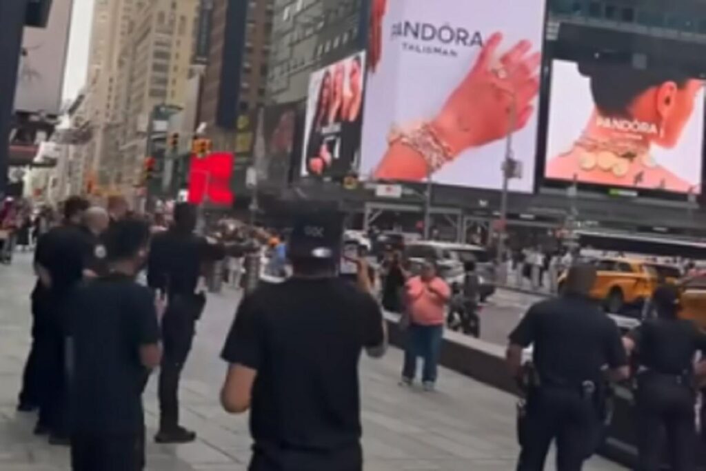 Il video della donna che a New York accoltella due passanti a Times Square: la Polizia le spara