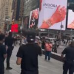 Il video della donna che a New York accoltella due passanti a Times Square: la Polizia le spara
