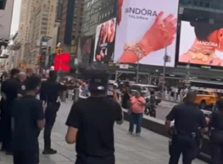 Il video della donna che a New York accoltella due passanti a Times Square: la Polizia le spara