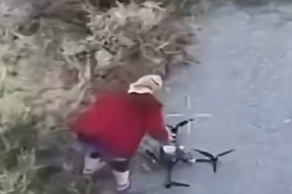 Il video della nonna ucraina che disattiva a mani nude il drone russo