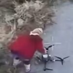 Il video della nonna ucraina che disattiva a mani nude il drone russo