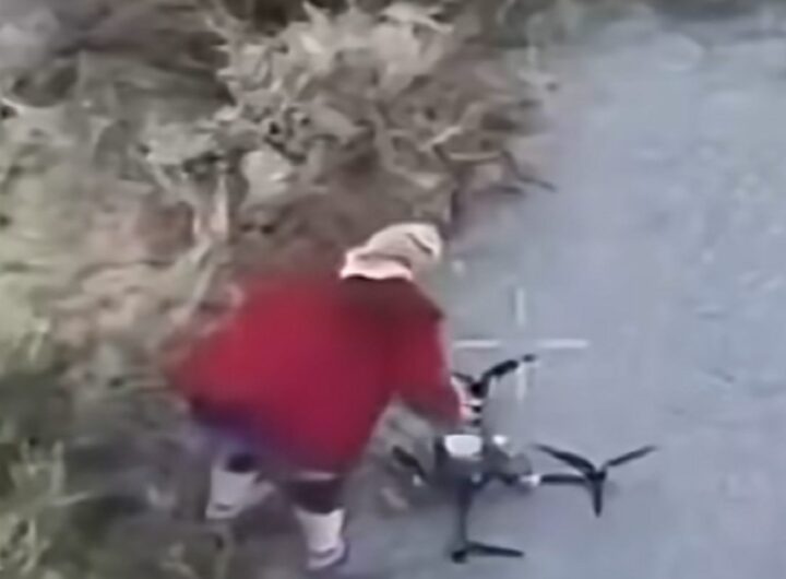 Il video della nonna ucraina che disattiva a mani nude il drone russo