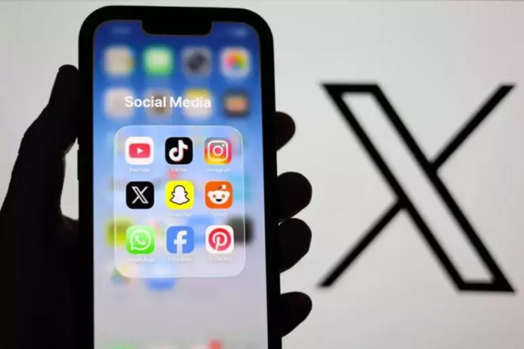 Un telefonino con le app in evidenza