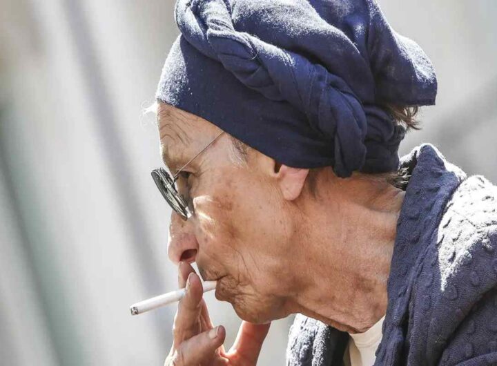Emma Bonino fuma