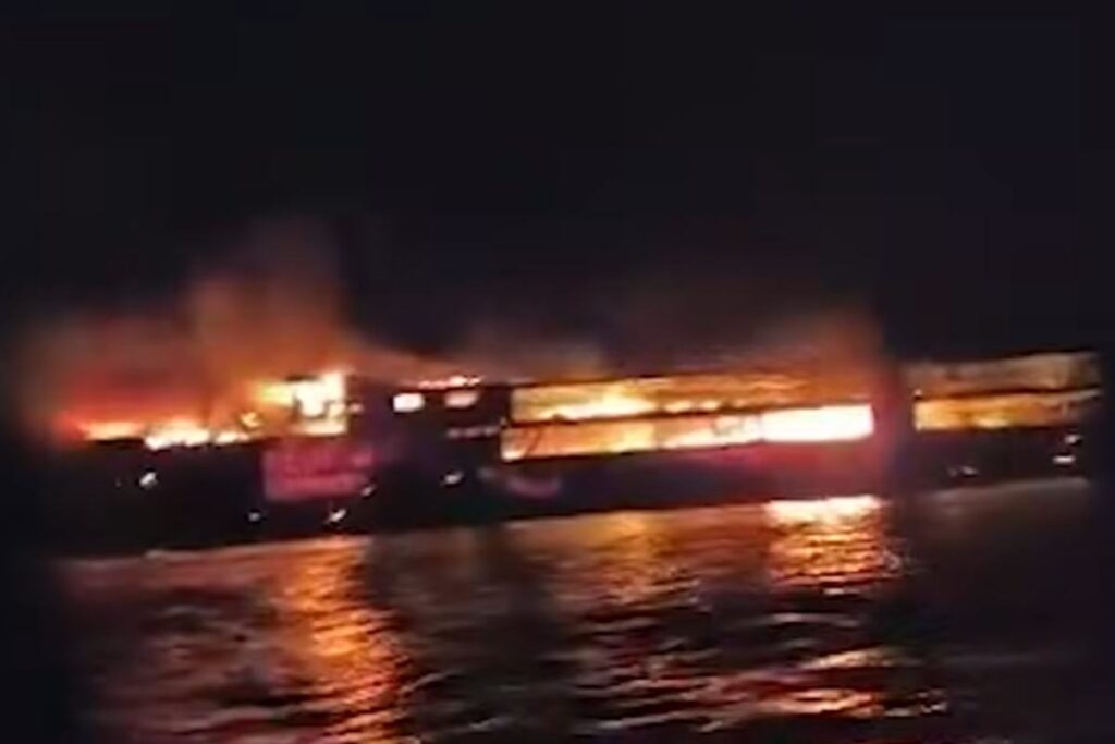 Traghetto in fiamme