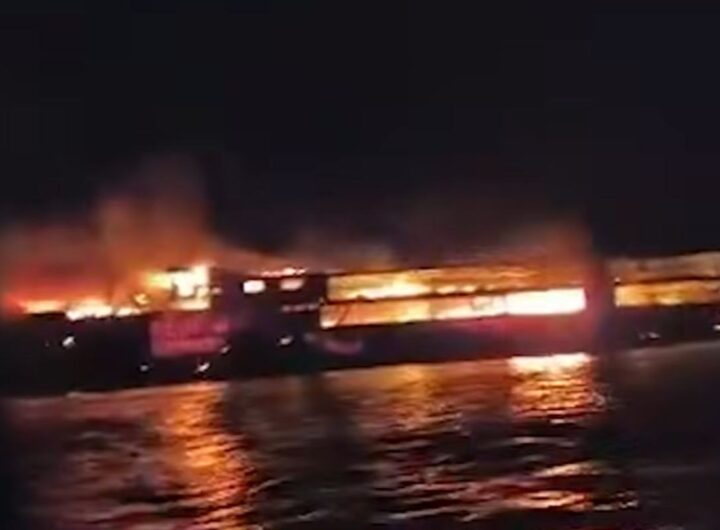 Traghetto in fiamme