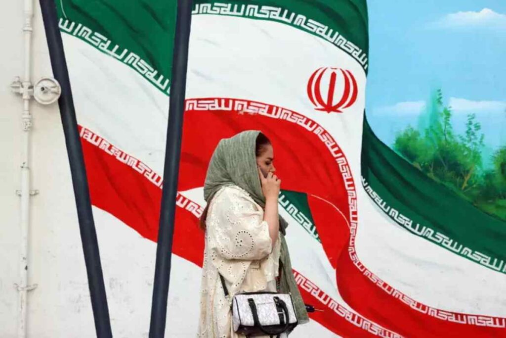 Una donna iraniana al telefono in strada