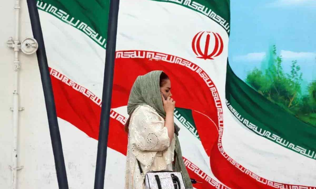 Una donna iraniana al telefono in strada
