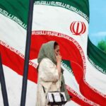 Una donna iraniana al telefono in strada