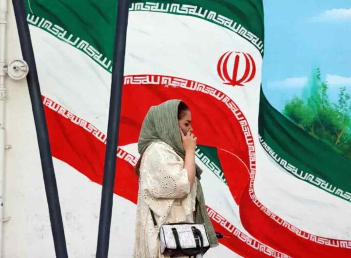 Una donna iraniana al telefono in strada